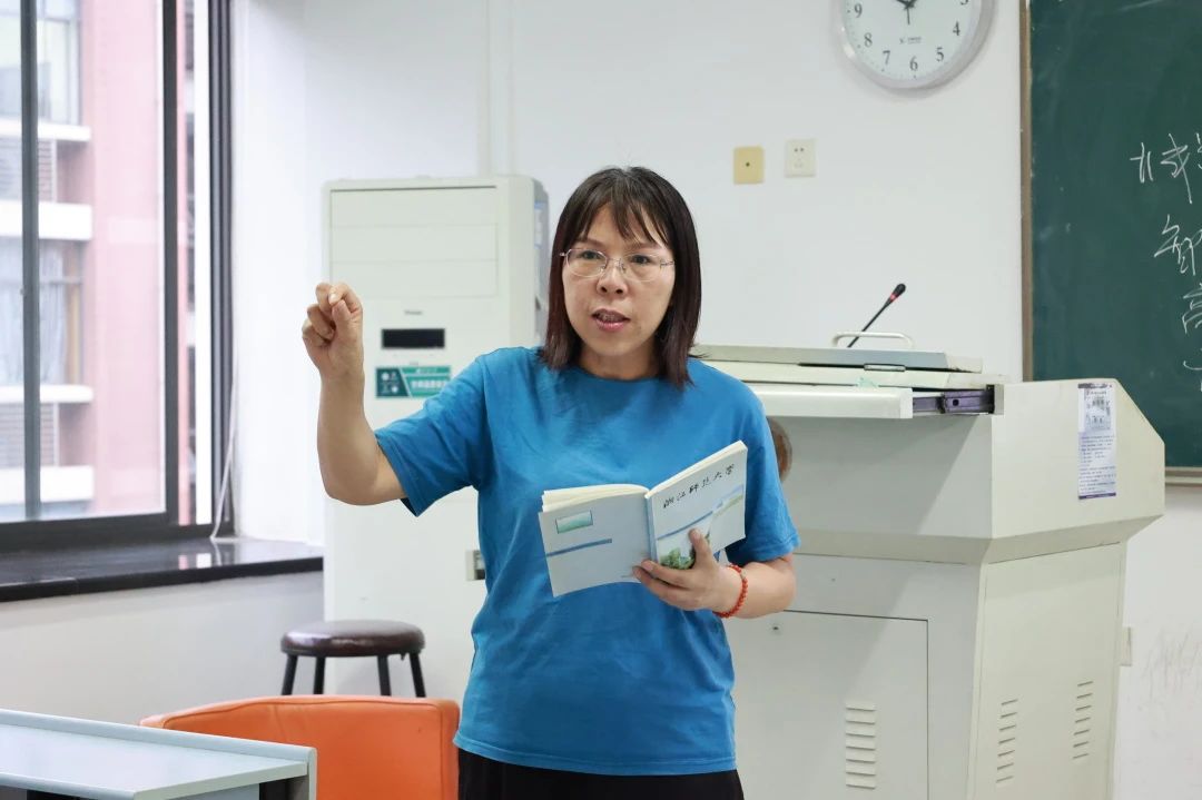 女人穿着蓝色的衣服站在房间里 低可信度描述已自动生成